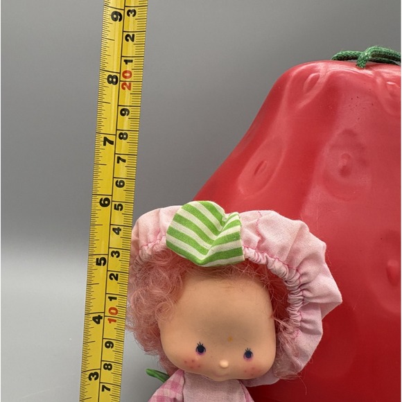 Vintage Strawberry Shortcake's Doll With Strawberry Carrying Case - Picture 5 of 15